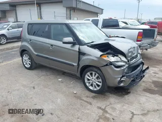 2013 Kia Soul + z VIN KNDJT2A68D7537898, wystawiony jako IAAI lot #42376333 z przebiegiem 80 705 mil mil oraz . Historia ofert i sprzedaży dostępna na DreamBid. Obrazek 1.