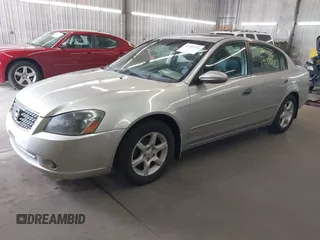 2005 Nissan Altima 2.5 S with VIN 1N4AL11D35C394401, listed as a IAAI auction lot 42103716 with 211,767 mi miles. Bid and sale history available at carsss.com. Image 2.