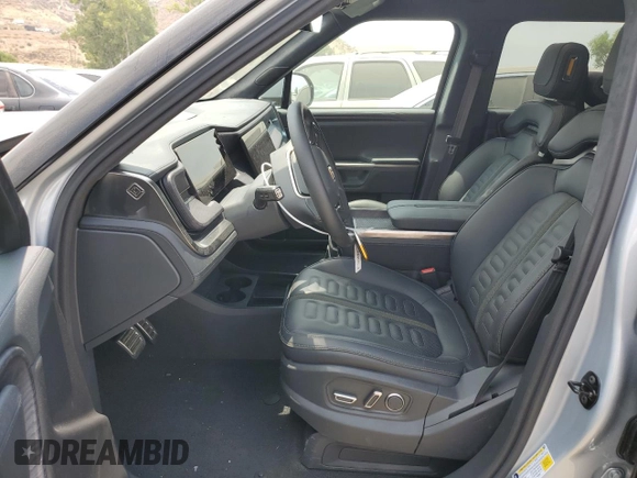 2024 Rivian R1S Adventure z VIN 7PDSGBBA7RN044642, wystawiony jako Copart lot #62567904 z przebiegiem 1888 mil mil oraz Szkody całkowita. Historia ofert i sprzedaży dostępna na DreamBid. Obrazek 7.