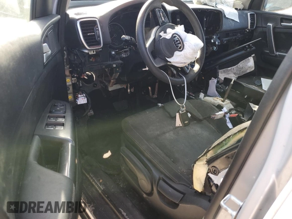 2020 Kia Sportage LX z VIN KNDPMCAC6L7633935, wystawiony jako Copart lot #56566005 z przebiegiem Nie podano mil oraz Czysty tytuł • Clean title. Historia ofert i sprzedaży dostępna na DreamBid. Obrazek 8.