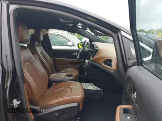 2020 Chrysler Pacifica Limited z VIN 2C4RC1GG8LR113518, wystawiony jako IAAI lot #42299570 z przebiegiem 71 970 mil mil oraz . Historia ofert i sprzedaży dostępna na DreamBid. Obrazek 5.