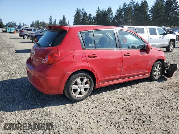 2009 Nissan Versa S z VIN 3N1BC13E19L410760, wystawiony jako Copart lot #55303895 z przebiegiem 84 014 mil mil oraz Szkoda całkowita • Salvage title. Historia ofert i sprzedaży dostępna na DreamBid. Obrazek 3.