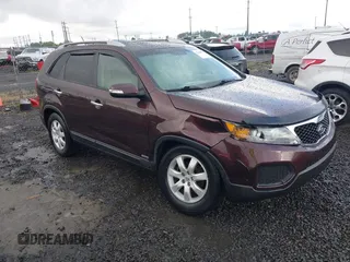 2012 Kia Sorento LX z VIN 5XYKTDA23CG243548, wystawiony jako IAAI lot #42238529 z przebiegiem 223 243 mil mil oraz . Historia ofert i sprzedaży dostępna na DreamBid. Obrazek 1.