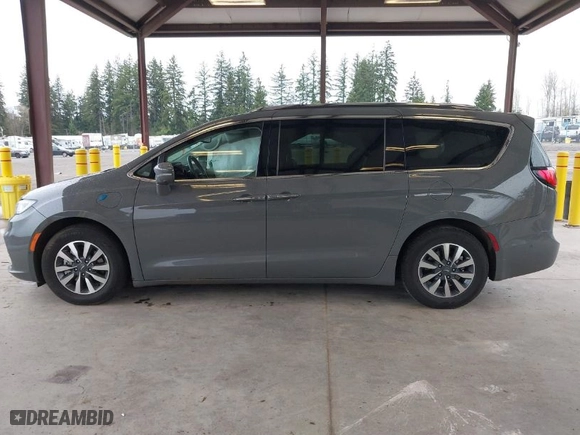 2021 Chrysler Pacifica Hybrid Touring L with VIN 2C4RC1L78MR581255, listed as a IAAI auction lot 41913443 with 71,193 mi miles. Bid and sale history available at carsss.com. Image 14.