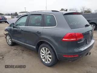 2012 Volkswagen Touareg Sport z VIN WVGEF9BP5CD011717, wystawiony jako IAAI lot #41787614 z przebiegiem 138 127 mil mil oraz . Historia ofert i sprzedaży dostępna na DreamBid. Obrazek 3.