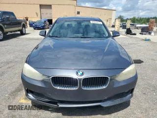 2015 BMW 3 Series 320i z VIN WBA3B1G56FNT63992, wystawiony jako Copart lot #60656215 z przebiegiem Nie podano mil oraz Czysty tytuł • Clean title. Historia ofert i sprzedaży dostępna na DreamBid. Obrazek 5.