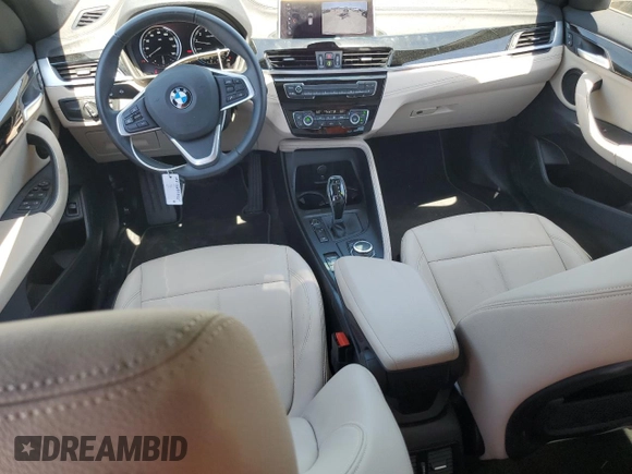 2022 BMW X1 xDrive28i z VIN WBXJG9C0XN5V40453, wystawiony jako Copart lot #56698705 z przebiegiem 31 091 mil mil oraz Szkoda całkowita • Salvage title. Historia ofert i sprzedaży dostępna na DreamBid. Obrazek 8.