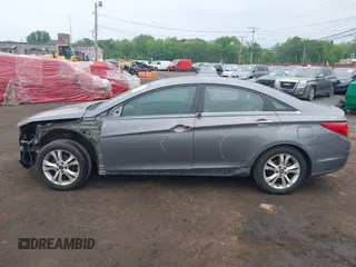 2011 Hyundai Sonata Limited z VIN 5NPEC4AC7BH304445, wystawiony jako IAAI lot #42240429 z przebiegiem 126 657 mil mil oraz . Historia ofert i sprzedaży dostępna na DreamBid. Obrazek 14.