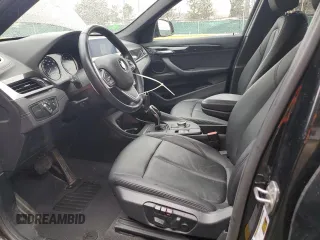 2021 BMW X1 xDrive28i z VIN WBXJG9C06M5T76049, wystawiony jako Copart lot #51816115 z przebiegiem 59 656 mil mil oraz Szkoda całkowita • Salvage title. Historia ofert i sprzedaży dostępna na DreamBid. Obrazek 7.