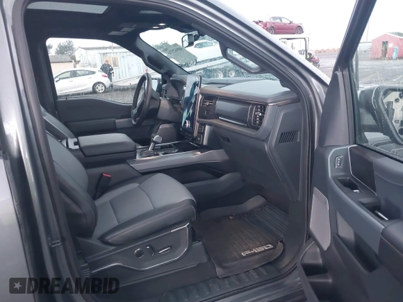 2023 Ford F-150 Lightning Pro z VIN 1FT6W1EV6PWG26596, wystawiony jako IAAI lot #40862334 z przebiegiem 13 857 mil mil oraz . Historia ofert i sprzedaży dostępna na DreamBid. Obrazek 5.
