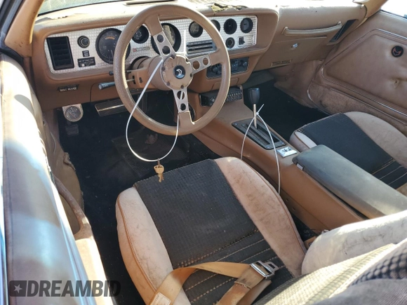 1979 Pontiac Firebird z VIN 2U87K9N120105, wystawiony jako Copart lot #46001565 z przebiegiem 87 739 mil mil oraz Czysty tytuł • Clean title. Historia ofert i sprzedaży dostępna na DreamBid. Obrazek 8.