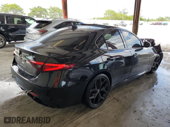 2020 Alfa Romeo Giulia with VIN ZARFAMAN7L7634741, listed as a Copart auction lot 61721612 with 20,681 mi miles. Bid and sale history available at carsss.com. Image 4.