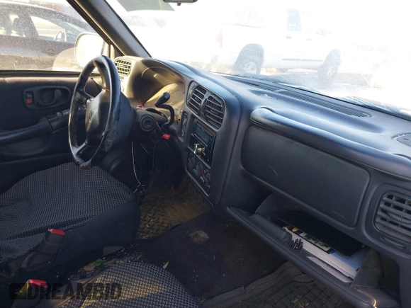 2002 Chevrolet Blazer LS z VIN 1GNDT13W82K183578, wystawiony jako IAAI lot #41349710 z przebiegiem Nie podano mil oraz . Historia ofert i sprzedaży dostępna na DreamBid. Obrazek 5.