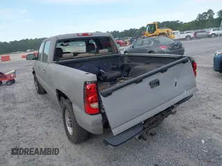 2003 Chevrolet Silverado 1500HD LS z VIN 1GCGK13U23F158628, wystawiony jako IAAI lot #42315357 z przebiegiem 182 526 mil mil oraz . Historia ofert i sprzedaży dostępna na DreamBid. Obrazek 3.