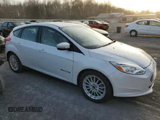 2013 Ford Focus Electric z VIN 1FADP3R46DL235601, wystawiony jako Copart lot #80040644 z przebiegiem Nie podano mil oraz Czysty tytuł • Clean title. Historia ofert i sprzedaży dostępna na DreamBid. Obrazek 4.