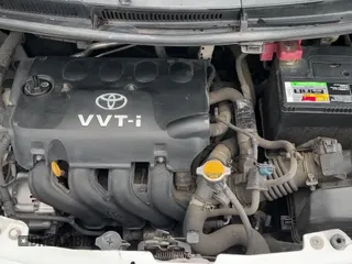 2009 Toyota Yaris z VIN JTDJT903195260188, wystawiony jako Copart lot #50430085 z przebiegiem 216 033 mil mil oraz Czysty tytuł • Clean title. Historia ofert i sprzedaży dostępna na DreamBid. Obrazek 11.