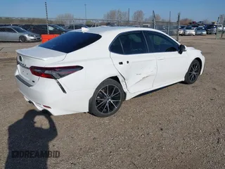 2022 Toyota Camry SE z VIN 4T1G11AK8NU644181, wystawiony jako IAAI lot #41979152 z przebiegiem 30 384 mil mil oraz . Historia ofert i sprzedaży dostępna na DreamBid. Obrazek 4.
