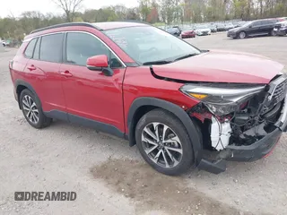 2022 Toyota Corolla Cross XLE z VIN 7MUDAABGXNV041289, wystawiony jako IAAI lot #42025667 z przebiegiem 15 325 mil mil oraz . Historia ofert i sprzedaży dostępna na DreamBid. Obrazek 1.
