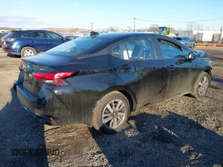 2024 Nissan Versa SV z VIN 3N1CN8EV7RL866542, wystawiony jako IAAI lot #41331827 z przebiegiem 907 mil mil oraz . Historia ofert i sprzedaży dostępna na DreamBid. Obrazek 4.