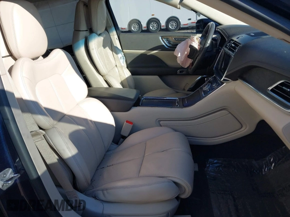2017 Lincoln Continental Reserve z VIN 1LN6L9NC9H5609249, wystawiony jako IAAI lot #40685968 z przebiegiem 103 051 mil mil oraz . Historia ofert i sprzedaży dostępna na DreamBid. Obrazek 5.