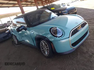 2025 MINI Hardtop Cooper S z VIN WMW23GD0XS2W30356, wystawiony jako IAAI lot #42460821 z przebiegiem 953 mil mil oraz . Historia ofert i sprzedaży dostępna na DreamBid. Obrazek 1.