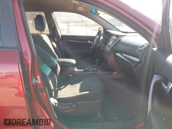 2014 Kia Sorento LX z VIN 5XYKT3A61EG495427, wystawiony jako IAAI lot #41851611 z przebiegiem 214 960 mil mil oraz . Historia ofert i sprzedaży dostępna na DreamBid. Obrazek 5.