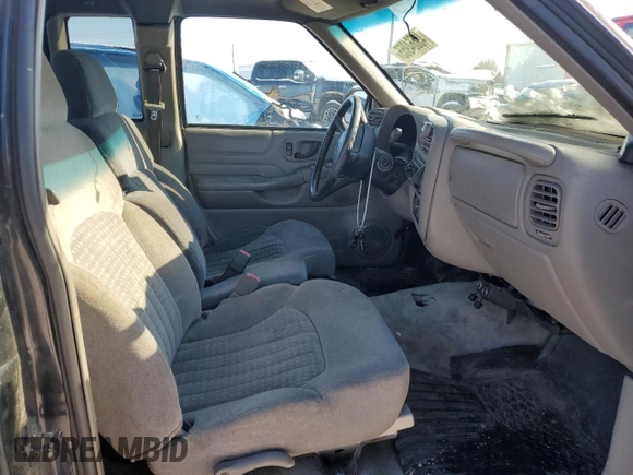 2002 Chevrolet S-10 LS with VIN 1GCDT19WX28158890, listed as a Copart auction lot 45664955 with 133,634 mi miles and Clean Title. Bid and sale history available at carsss.com. Image 10.