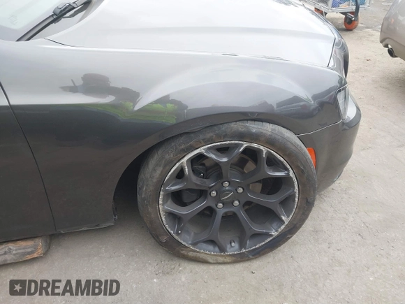 2019 Chrysler 300 S z VIN 2C3CCABGXKH708182, wystawiony jako IAAI lot #41885720 z przebiegiem 88 871 mil mil oraz . Historia ofert i sprzedaży dostępna na DreamBid. Obrazek 15.