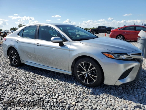 2018 Toyota Camry LE z VIN 4T1B11HK4JU053856, wystawiony jako Copart lot #61017095 z przebiegiem 134 977 mil mil oraz Szkoda całkowita • Salvage title. Historia ofert i sprzedaży dostępna na DreamBid. Obrazek 4.