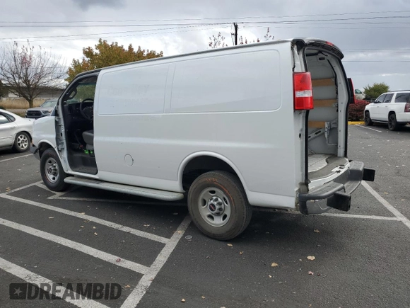 2022 GMC Savana Cargo z VIN 1GTW7AFP1N1188822, wystawiony jako Copart lot #76135484 z przebiegiem 24 056 mil mil oraz Czysty tytuł • Clean title. Historia ofert i sprzedaży dostępna na DreamBid. Obrazek 2.
