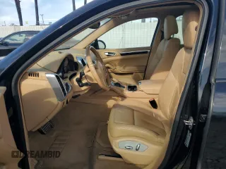 2013 Porsche Cayenne S Hybrid z VIN WP1AE2A21DLA14185, wystawiony jako Copart lot #81671674 z przebiegiem 118 890 mil mil oraz Czysty tytuł • Clean title. Historia ofert i sprzedaży dostępna na DreamBid. Obrazek 7.