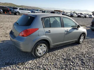 2010 Nissan Versa S z VIN 3N1BC1CP8AL423169, wystawiony jako Copart lot #52792625 z przebiegiem Nie podano mil oraz Czysty tytuł • Clean title. Historia ofert i sprzedaży dostępna na DreamBid. Obrazek 3.