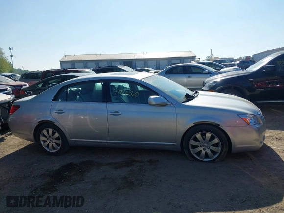 2005 Toyota Avalon XL z VIN 4T1BK36B95U050498, wystawiony jako IAAI lot #42220560 z przebiegiem 140 222 mil mil oraz . Historia ofert i sprzedaży dostępna na DreamBid. Obrazek 13.
