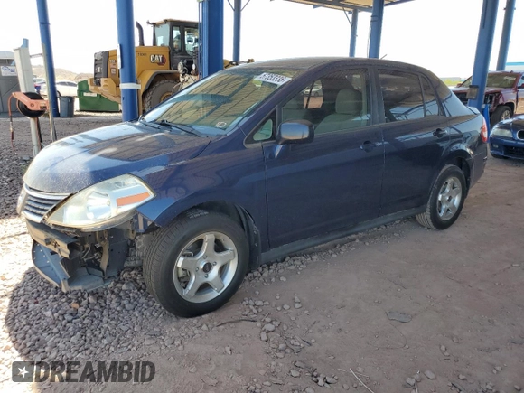2009 Nissan Versa S z VIN 3N1BC11E89L399629, wystawiony jako Copart lot #57353335 z przebiegiem 169 245 mil mil oraz Szkoda całkowita • Salvage title. Historia ofert i sprzedaży dostępna na DreamBid. Obrazek 1.