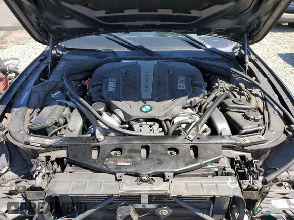 2013 BMW 5 Series 550i xDrive z VIN WBAFU9C54DDY72476, wystawiony jako Copart lot #56338925 z przebiegiem 76 018 mil mil oraz Szkoda całkowita • Salvage title. Historia ofert i sprzedaży dostępna na DreamBid. Obrazek 11.