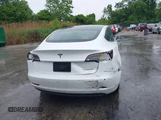 2019 Tesla Model 3 Long Range z VIN 5YJ3E1EBXKF442335, wystawiony jako IAAI lot #42240884 z przebiegiem 28 283 mil mil oraz . Historia ofert i sprzedaży dostępna na DreamBid. Obrazek 17.