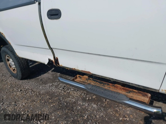 1999 Ford F-250 z VIN 1FTPF28W2XNB25385, wystawiony jako IAAI lot #42768047 z przebiegiem Nie podano mil oraz . Historia ofert i sprzedaży dostępna na DreamBid. Obrazek 12.
