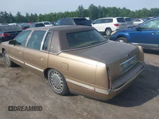 1998 Cadillac DeVille z VIN 1G6KD54Y3WU730001, wystawiony jako IAAI lot #42369702 z przebiegiem 88 540 mil mil oraz . Historia ofert i sprzedaży dostępna na DreamBid. Obrazek 3.