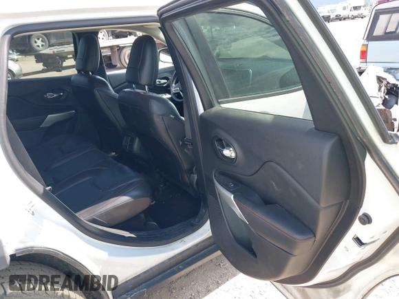 2017 Jeep Cherokee Trailhawk L Plus z VIN 1C4PJMBS9HD238905, wystawiony jako IAAI lot #42381268 z przebiegiem 130 535 mil mil oraz . Historia ofert i sprzedaży dostępna na DreamBid. Obrazek 8.