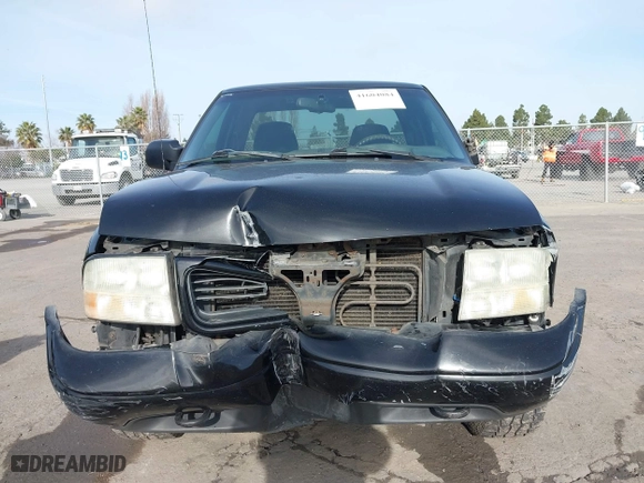 2001 GMC Sonoma SLS w/1SH Pkg with VIN 1GTDT19W018197275, listed as a IAAI auction lot 41604084 with 157,102 mi miles. Bid and sale history available at carsss.com. Image 6.
