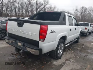 2005 Chevrolet Avalanche Z71 with VIN 3GNEK12Z65G200232, listed as a IAAI auction lot 41128043 with 173,874 mi miles. Bid and sale history available at carsss.com. Image 4.