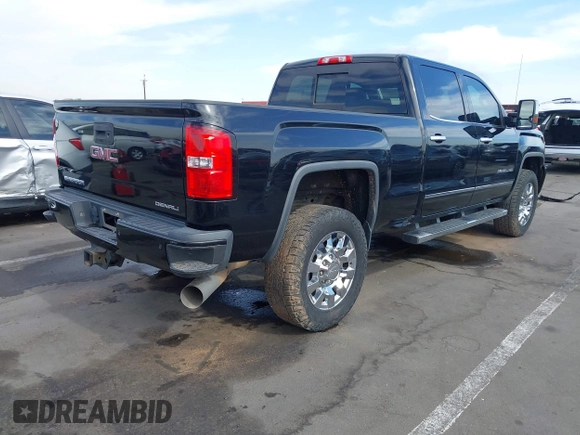 2015 GMC Sierra 2500HD Denali z VIN 1GT120E86FF667058, wystawiony jako IAAI lot #42212058 z przebiegiem 104 069 mil mil oraz . Historia ofert i sprzedaży dostępna na DreamBid. Obrazek 4.