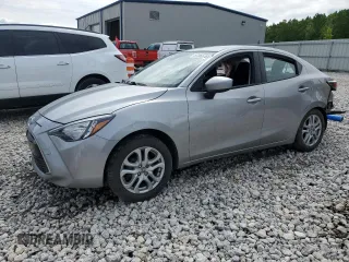 2016 Scion iA z VIN 3MYDLBZV1GY103593, wystawiony jako Copart lot #57865765 z przebiegiem 106 030 mil mil oraz Czysty tytuł • Clean title. Historia ofert i sprzedaży dostępna na DreamBid. Obrazek 1.