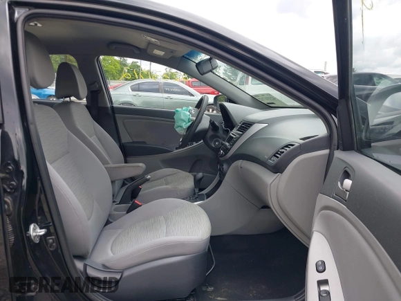 2017 Hyundai Accent SE z VIN KMHCT4AE7HU363918, wystawiony jako IAAI lot #42331712 z przebiegiem 85 123 mil mil oraz . Historia ofert i sprzedaży dostępna na DreamBid. Obrazek 5.