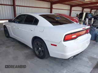 2013 Dodge Charger SE z VIN 2C3CDXBG6DH623312, wystawiony jako IAAI lot #42223667 z przebiegiem 135 965 mil mil oraz . Historia ofert i sprzedaży dostępna na DreamBid. Obrazek 3.