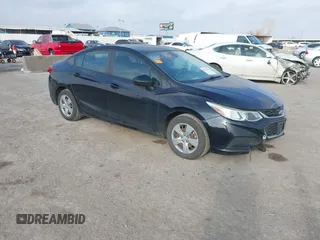 2017 Chevrolet Cruze LS z VIN 1G1BC5SM2H7240675, wystawiony jako IAAI lot #41517670 z przebiegiem 177 571 mil mil oraz . Historia ofert i sprzedaży dostępna na DreamBid. Obrazek 1.