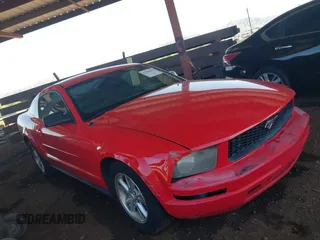 2007 Ford Mustang Deluxe z VIN 1ZVFT80NX75354713, wystawiony jako IAAI lot #41986604 z przebiegiem 156 691 mil mil oraz . Historia ofert i sprzedaży dostępna na DreamBid. Obrazek 12.