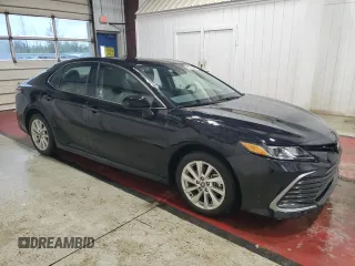 2024 Toyota Camry LE z VIN 4T1C11AK7RU221810, wystawiony jako Copart lot #57886175 z przebiegiem 31 492 mil mil oraz Czysty tytuł • Clean title. Historia ofert i sprzedaży dostępna na DreamBid. Obrazek 4.