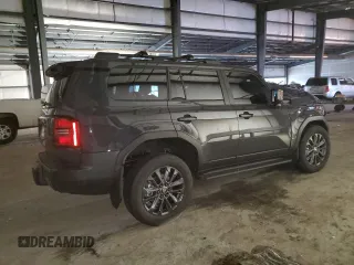 2025 Toyota Land Cruiser 1958 Edition z VIN JTEABFAJ9S5009516, wystawiony jako Copart lot #84344374 z przebiegiem 45 mil mil oraz Szkoda całkowita • Salvage title. Historia ofert i sprzedaży dostępna na DreamBid. Obrazek 3.