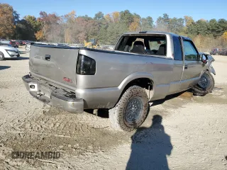 2000 GMC Sonoma SLS with VIN 1GTDT19W8Y8172036, listed as a Copart auction lot 77854974 with 0 mi miles and Salvage Title. Bid and sale history available at carsss.com. Image 3.
